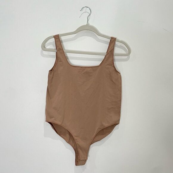 SKIMS ESSENTIAL SCOOP NECK BODYSUIT - Picture 7 of 8